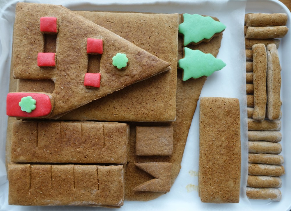 bauteile-gebacken-und-mit-marzipan-verziert