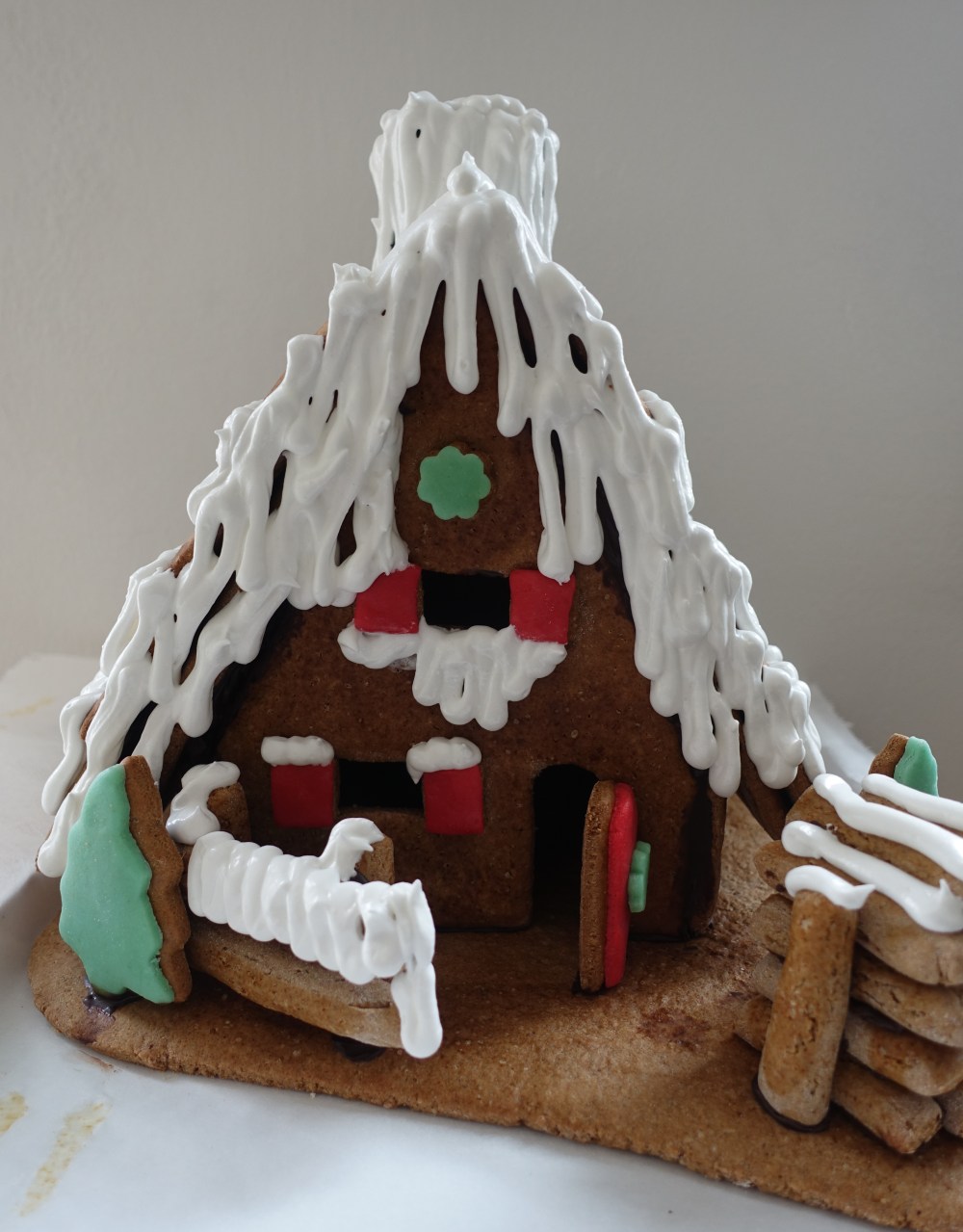 lebkuchenhaus-mit-schnee-1