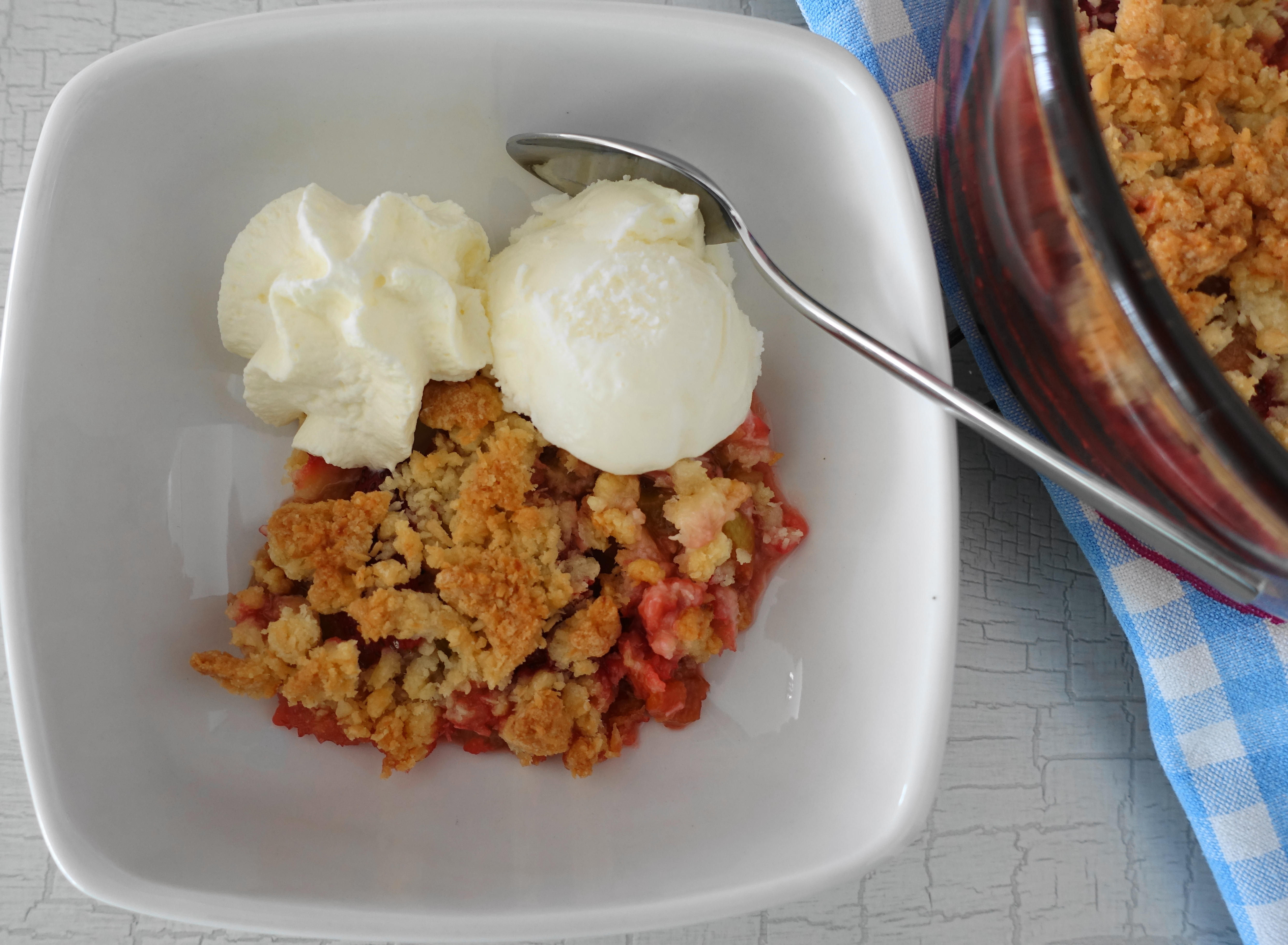 Kokos-Crumble mit Erdbeeren und Rhabarber – linzersmileys