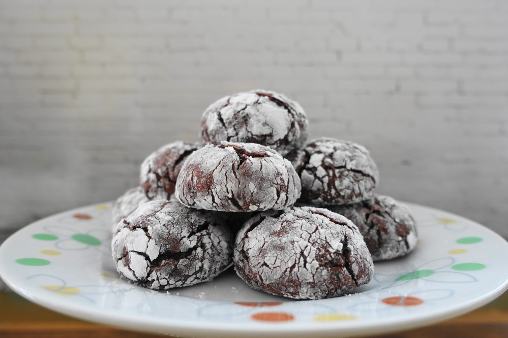 Chocolate Crinkles, Schoko-Crinkles, Kekse mit rissiger Oberfläche, schokoladig, Foodtrend, weihnachtlich, Kekse für das ganze Jahr