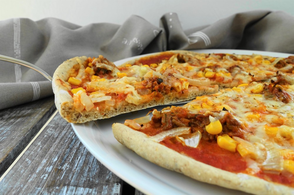 Pizza bolognese; Pizza mit Fleischsoße alla bolognese, Mais und Zwiebeln