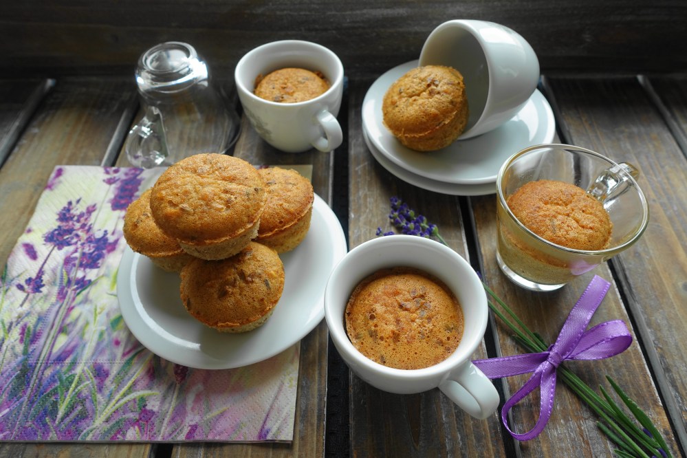 Mini Muffins mit Mandeln und Lavendelblüten in Espressotassen; dunkelviolette Lavendelblüten; Serviette mit Lavendel-Motiv