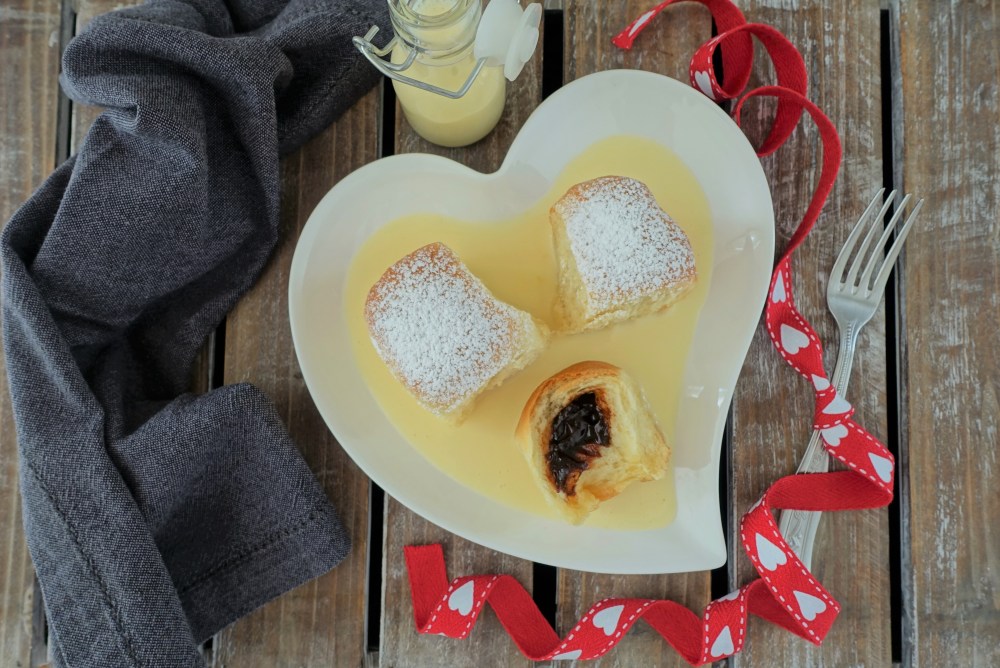 Buchteln mit Powidl und Vanillesoße; ein Rezept aus der österreichischen Mehlspeisenküche