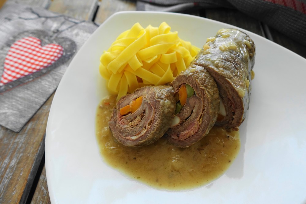 Rindsroulade in Zwiebelsoße und Bandnudeln
