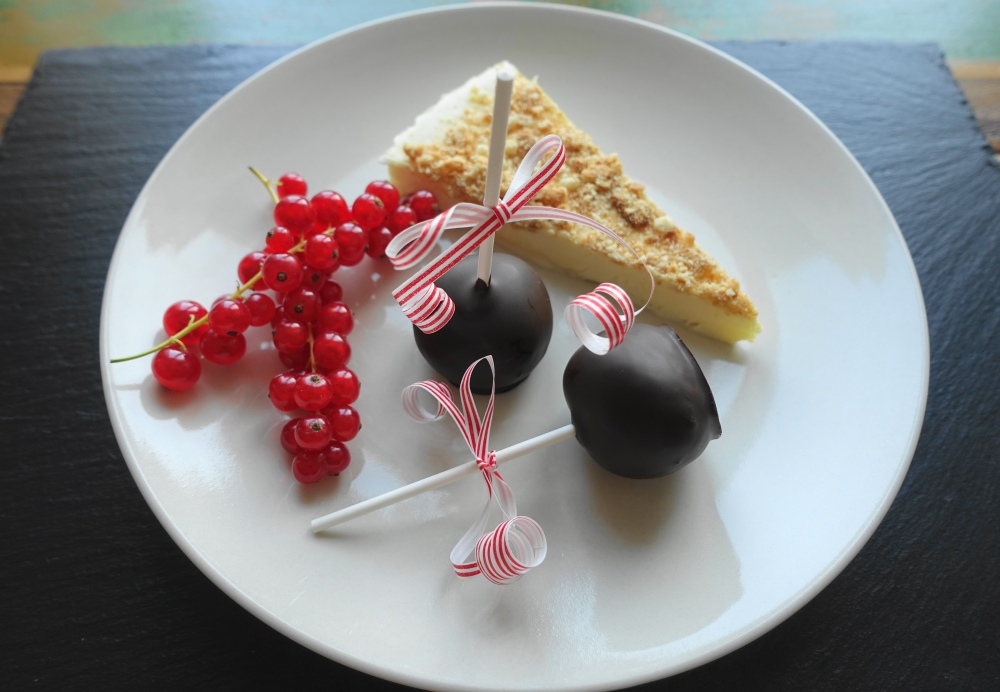 Sachertorten-Cake Pops und Eistorte mit Mascarpone und Keks-Streuseln on top; dazu: saure Ribisel / Rote Johannisbeeren