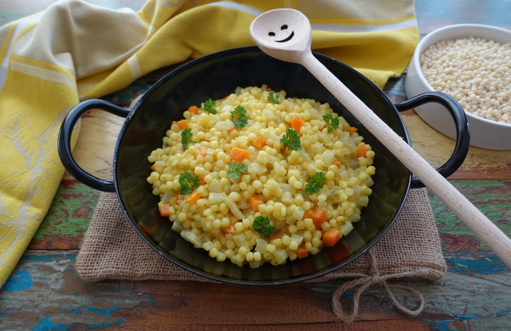 One Pot Pasta auf Sardisch: Fregola mit Fenchel, Karotten und Safran; Risottata di fregola con verdure e zafferano