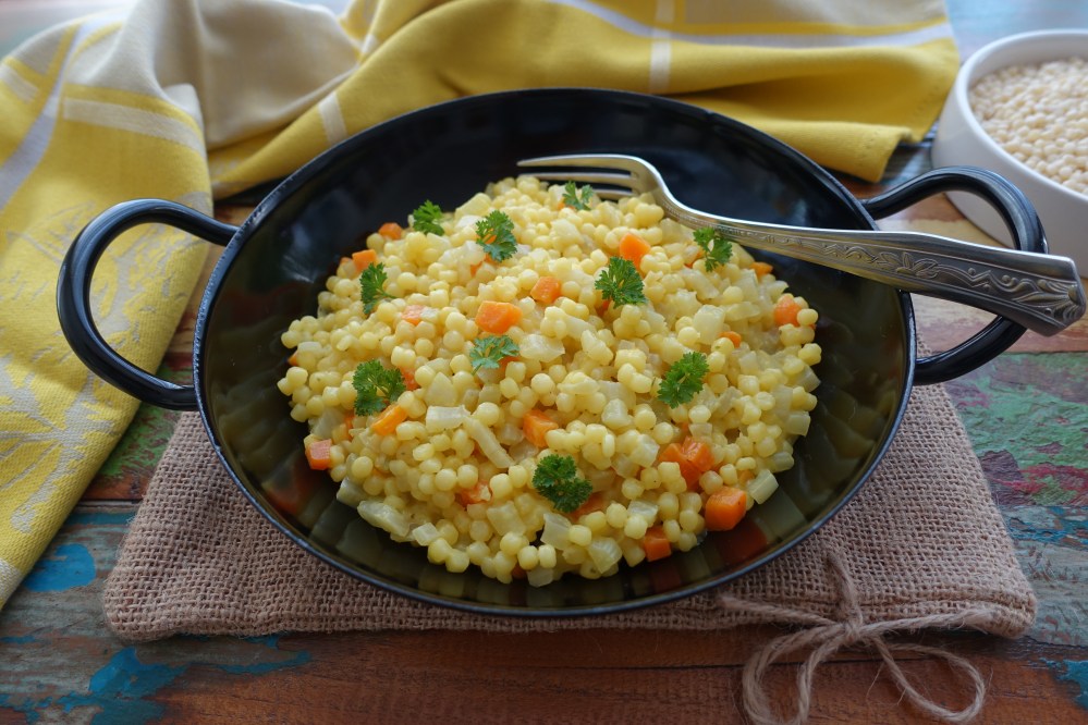 One Pot Pasta auf Sardisch: Fregola mit Fenchel, Karotten und Safran; vegetarisch; Risottata di fregola con verdure e zafferano