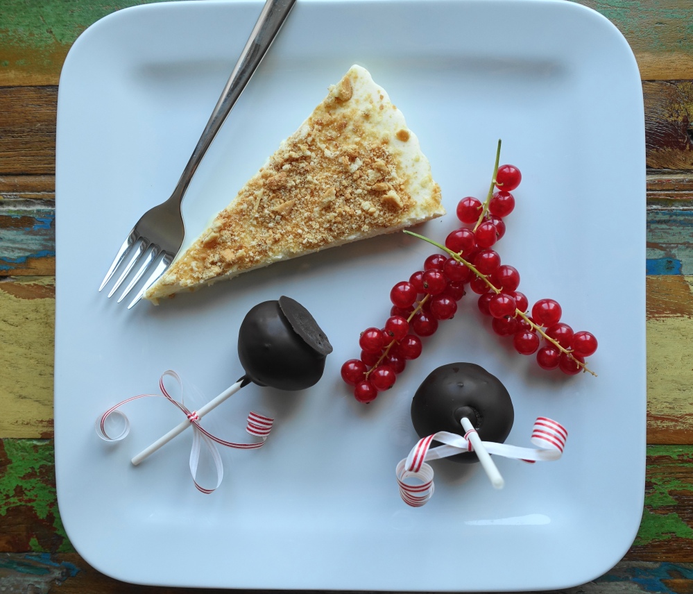 Sachertorten-Cake Pops und Mascarpone-Eistorte; für den farblichen und geschmacklichen Kontrast: Ribisel/Rote Johannisbeeren