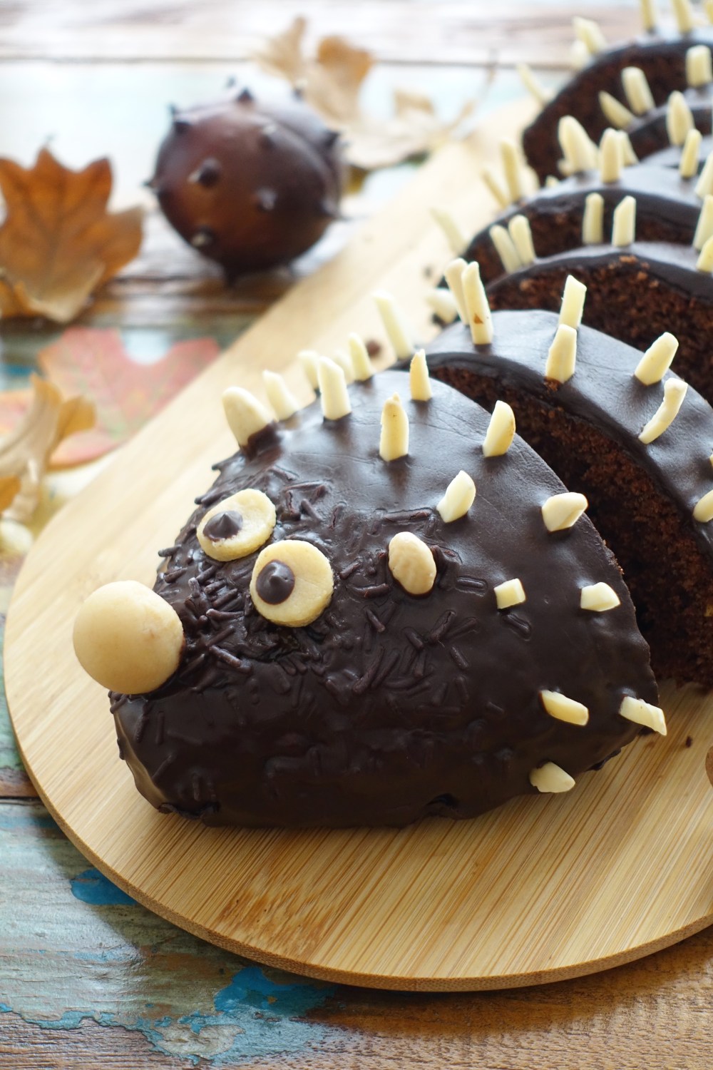 Ein als Igel verkleideter süßer Rehrücken, gespickt mit Mandelstiften; Herbst, Blätter, Kastanien; kreativ backen für Kinder; perfekt für Kinderpartys