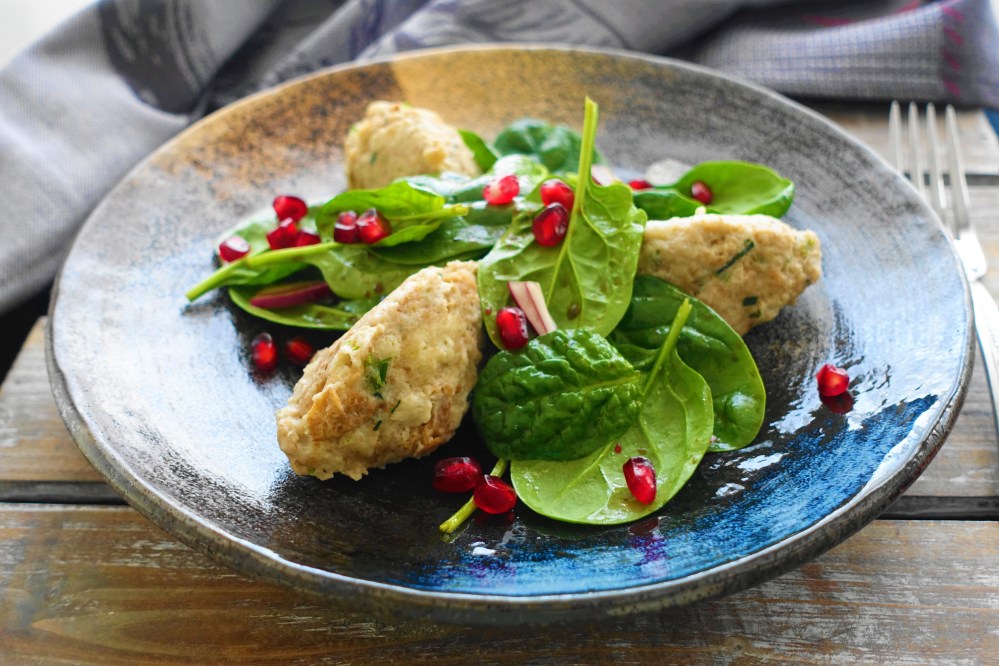Steinpilznocken mit Spinatsalat und Granatapfelkernen; ein Rezept aus Südtirol mit orientalischen Akzenten; Resteverwertung; clevere Verwertung von altbackenem Brot