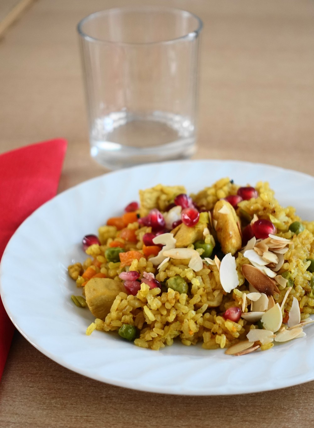 Reispfanne mit Fleisch und Granatapfel