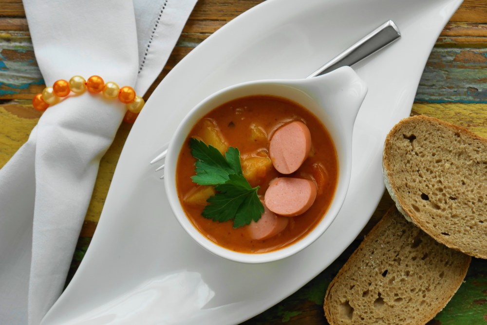 Süßkartoffelgulasch mit Würstchen