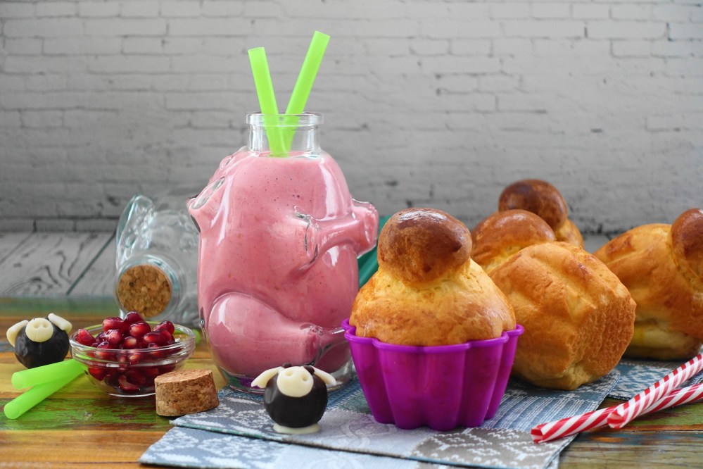 Silvester, Neujahr, Frühstück auf französisch mit Superfood-Smoothie und Mini-Brioches à tête/Pariser Brioche/Brioche mit Bommel; backen für Kinder, leckeres Frühstück: 100% Homemade