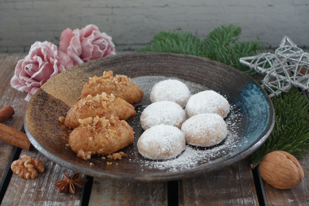 griechisch backen, Melomakárona und Koura(m)biedes, Weihnachtskekse, Gewürze, Orange, Mandeln, Walnüsse, mediterran, Urlaubsfeeling