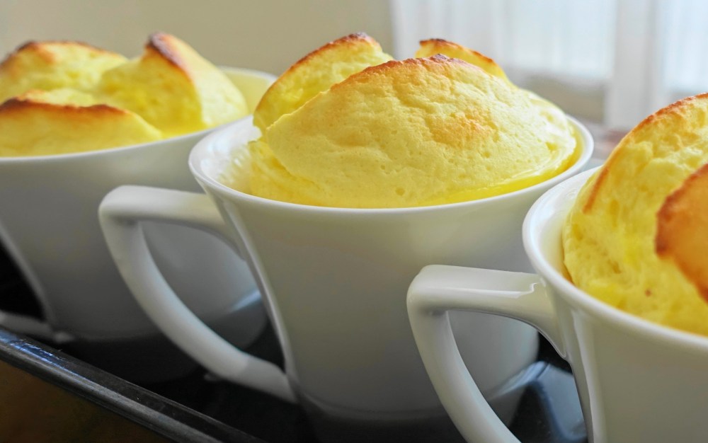 Soufflé, luftig, weich, fluffig, köstlich; Topfensoufflé, leckere Nachspeise mit Quark, fromage blanc