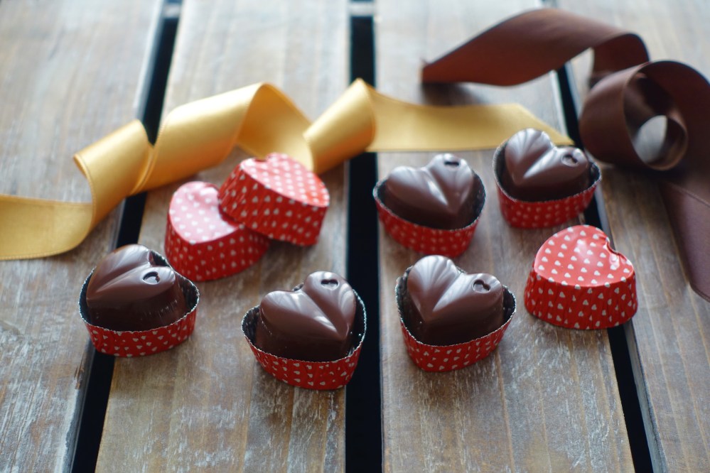 Pralinen selbst gemacht, homemade, Schokoherzen mit Dulce de leche gefüllt, DIY für den Valentinstag, Geschenkidee, Geschenke aus der Küche
