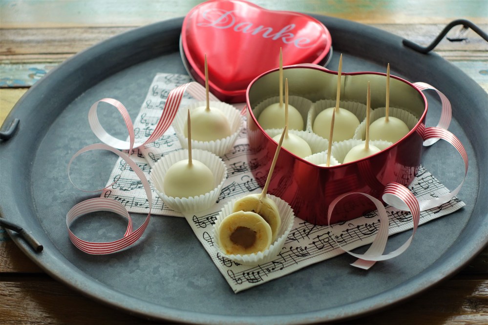 Süßes zum Valentinstag, Geschenke aus der Küche, selbst gemachte Pralinen, weiße Mozartkugeln, Nougat, Marzipan, Orange, lecker, kraetin, DIY, made with love by linzersmileys.com