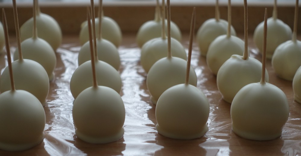 Süßes zum Valentinstag, Geschenke aus der Küche, selbst gemachte Pralinen, weiße Mozartkugeln, Nougat, Marzipan, Orange, lecker, kraetin, DIY, made with love by linzersmileys.com