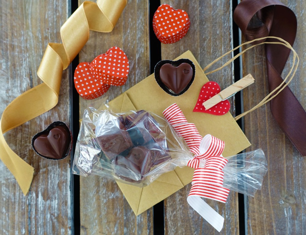 Pralinen selbst gemacht, homemade, Schokoherzen mit Dulce de leche gefüllt, DIY für den Valentinstag, Geschenkidee, Geschenke aus der Küche