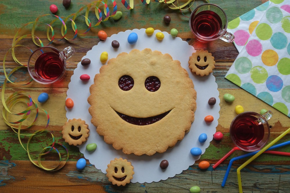 Partyrenner für Groß und Klein: Linzer Smileys in XL und S, kreativ backen für Kinder, vegetarisch, Mürbteig, Riesenkeks mit Marmelade/Konfitüre