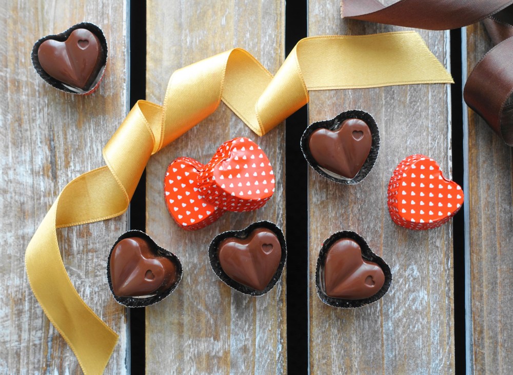 Pralinen selbst gemacht, homemade, Schokoherzen mit Dulce de leche gefüllt, DIY für den Valentinstag, Geschenkidee, Geschenke aus der Küche