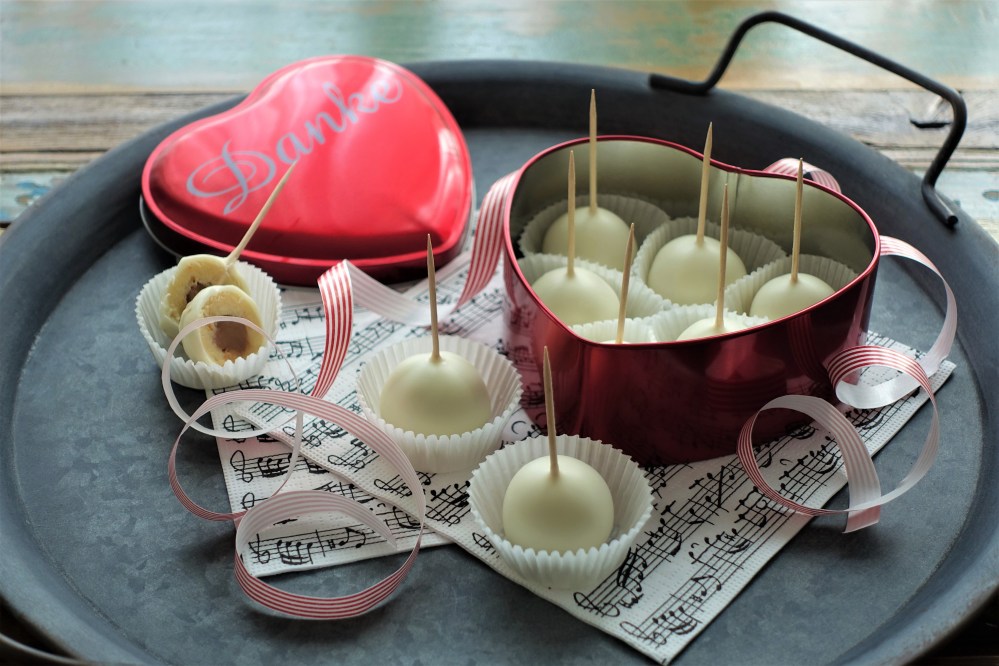Süßes zum Valentinstag, Geschenke aus der Küche, selbst gemachte Pralinen, weiße Mozartkugeln, Nougat, Marzipan, Orange, lecker, kraetin, DIY, made with love by linzersmileys.com