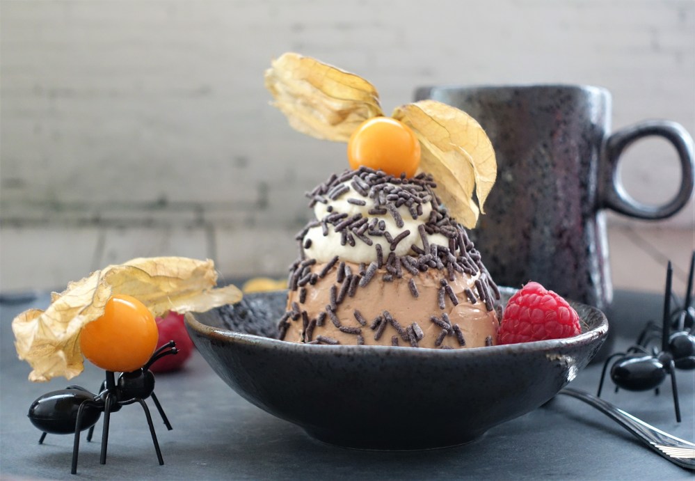 kleine, süße Ameisenhaufen à la linzersmileys; kreativ und lecker; flaumiger Biskuit, getränkt mit Kaffe und Rum, bsetrichen mit Schoko-Buttercreme und Schlagobers, bestreut mit Schokostreuseln; kühl serviert - ein Hochgenuss!