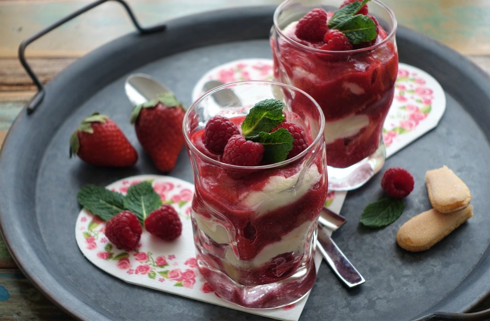 Tiramisù ai frutti di bosco - mit Erdbeeren und Himbeeren - ein Dessert zum Löffeln; perfekt für den Valentinstag