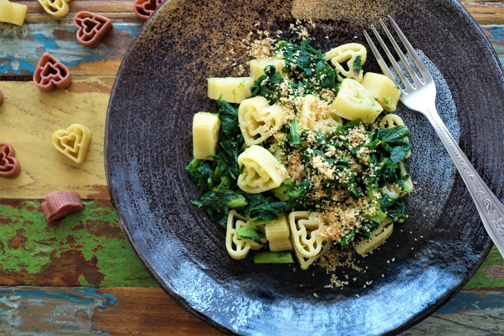 Pasta con le cime di rapa; traditionelles Gericht aus Apulien, italienisch kochen, Gemüse, Stängelkohl, Orecchiette, tradizione italiana, pugliese