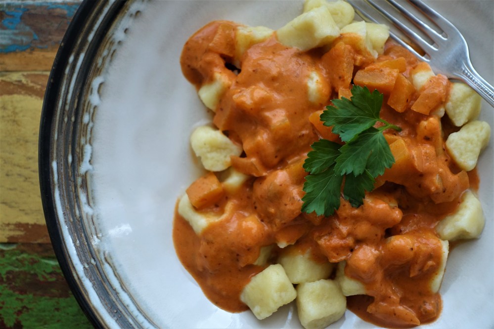 Happy Food; Essen, das glücklich macht; Soulfood, Gnocchi di patate, selbst gemachte Kartoffelnocken, italienisch kochen, Kürbissoße, Farbtupfer, Orange, gute Laune