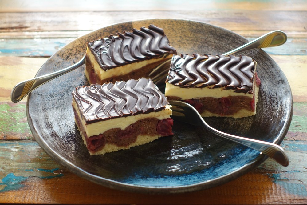 Donauwellen; Kuchenrezept auf linzersmiley.com - köstlich backen; vegetarisch, Marmorkuchen mit Kirschen, Puddingcreme und Schokoglasur; Kuchenklassiker