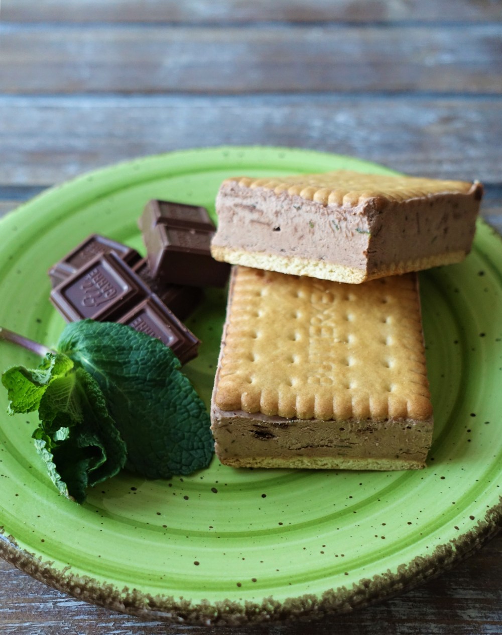 Sandwicheis Schoko-Minze, frische Minze und Schokolade - ein eiskalter Hochgenuss; Eis selbstgemacht; 100% homemade quality; Butterkekse/Albertkekse mit Eis gefüllt; süßes Fingerfood, Party, Partyfood, Partyrenner