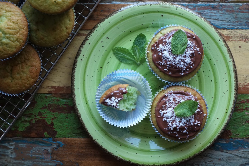 Muffins mit frischer Minze, Kokos und Nuss-Nougat-Creme, Nutella - Easy Baking - lecker und einfach backen - mit Gelinggarantie; Partyrezepte; gewagte Kombination, außergewöhnlich