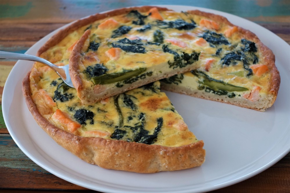 Picknick im Grünen, Quiche, torta salata, herzhafte Torte mit Lachs und Frühlingsgemüse, Lunch to go, Resteverwertung de luxe, französisch backen, nachhaltig kochen