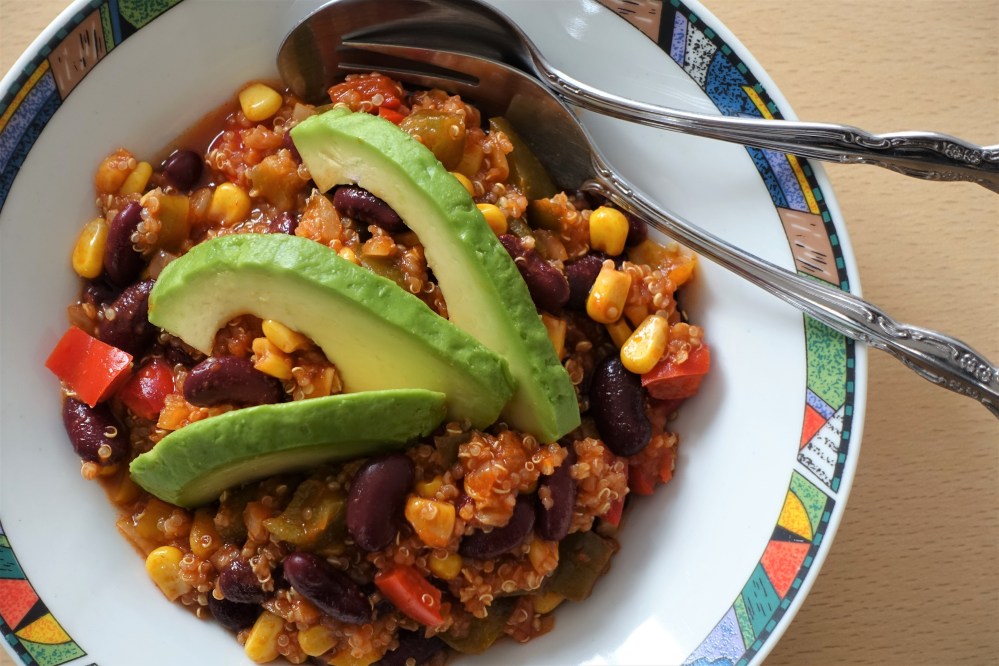 vegan, schlemmen, bekömmlich, gesund, bunt, Eyecatcher, Chili ohne Fleisch, mit Quinoa, Superfood, Avocado, Soulkitchen, Rezept à la linzersmileys