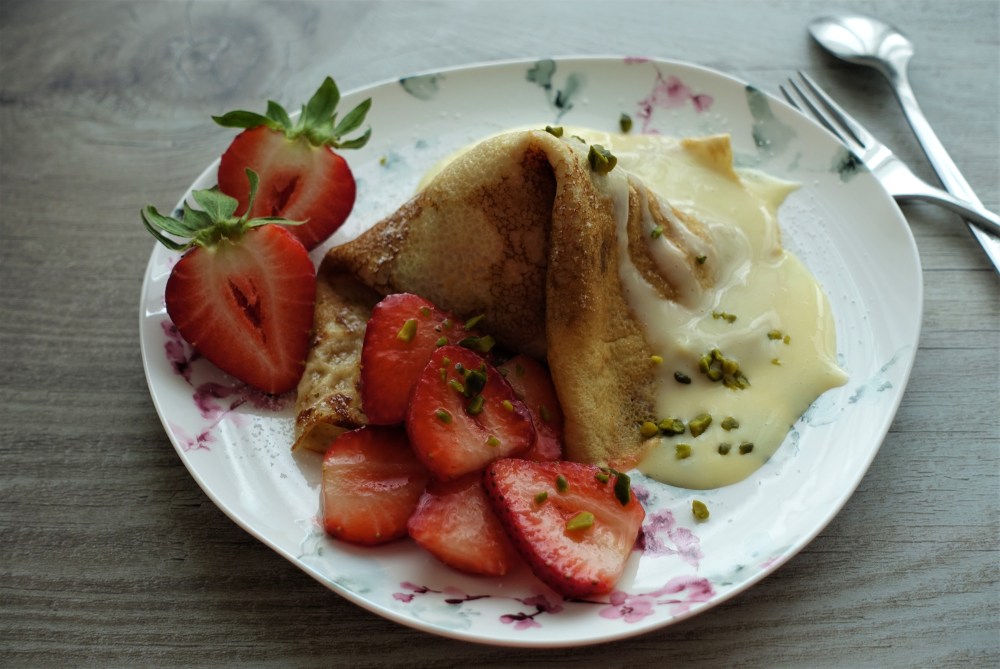 Erdbeerige Eis-Palatschinken mit Vanillesoße