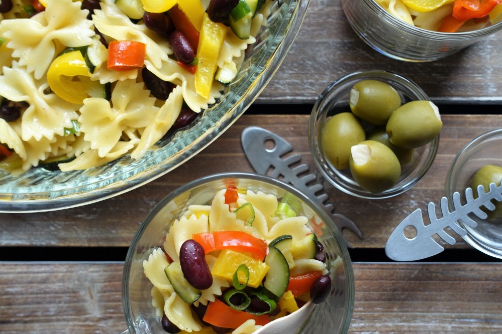 Pasta fredda, fagioli e verdure estive - kalte Nudeln mit Bohnen und gebratenem Sommergemüse - perfekt für den Sommer - Picknick im Grünen - italienisch kochen für unterwegs - Rezept von linzersmileys.com