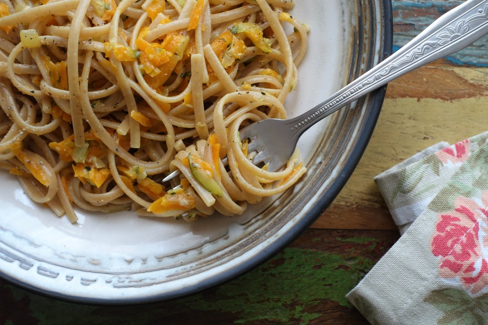 vegetarische Carbonara - Pastasoße mit Gemüse, Eiern und Obers/Sahne, vegetarisch lecker italienisch kochen, Rezept à la linzersmileys.com