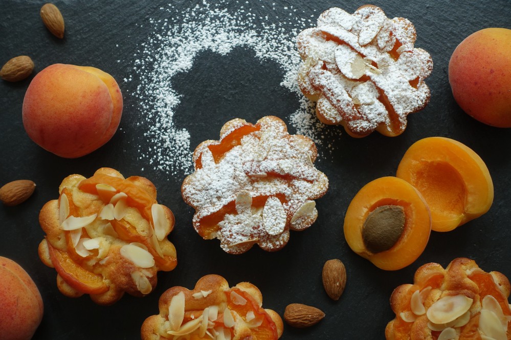 Muffins mit Marillen/Aprikosen, fruchtig, saftig, flaumig, fein säuerlich und nicht zu süß; Teig mit Joghurt, backen im Sommer