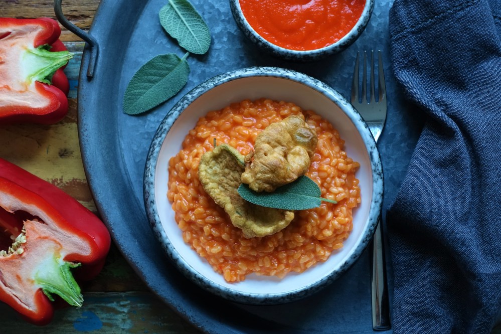 Risotto mit roter Paprikacreme, italienisch kochen im Sommer, lecker, köstlich, farbenprächtig, ein Gericht für wahre Feinschmecker, frittierte Salbeiblätter - nicht nur köstlich zum Aperitif! Rezept von linzersmileys.com