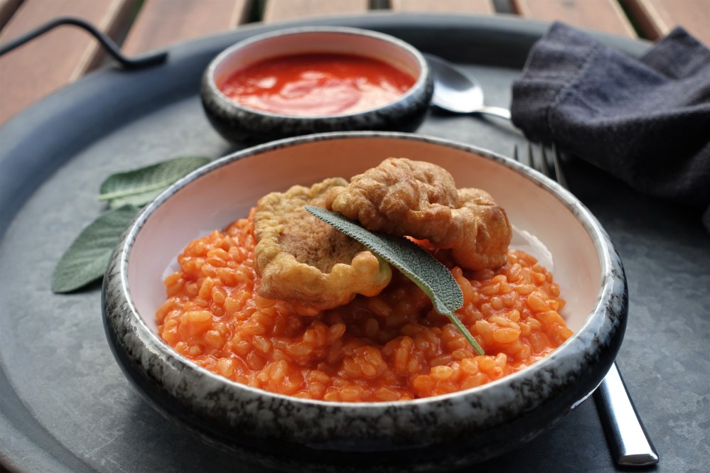 Risotto mit roter Paprikacreme, italienisch kochen im Sommer, lecker, köstlich, farbenprächtig, ein Gericht für wahre Feinschmecker, frittierte Salbeiblätter - nicht nur köstlich zum Aperitif! Rezept von linzersmileys.com