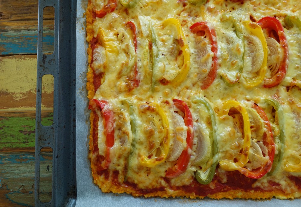 glutenfrei backen, vegetarisch, gesund, lecker, Hirsepizza mit Gemüse, Tomatensoße, Paprika tricolore, Zwiebeln, Käse, echt köstlicher Pizza-Genuss für (fast) jeden Geschmack! Rezept von Daniela Terenzi vom Blog www.linzersmileys.com