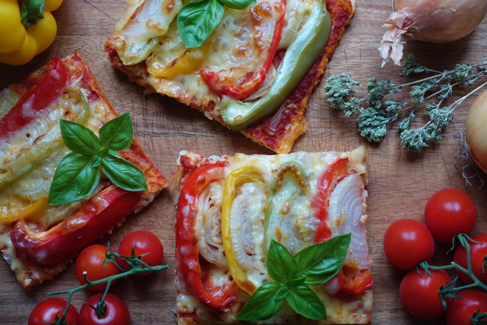 glutenfrei backen, vegetarisch, gesund, lecker, Hirsepizza mit Gemüse, Tomatensoße, Paprika tricolore, Zwiebeln, Käse, echt köstlicher Pizza-Genuss für (fast) jeden Geschmack! Rezept von Daniela Terenzi vom Blog www.linzersmileys.com
