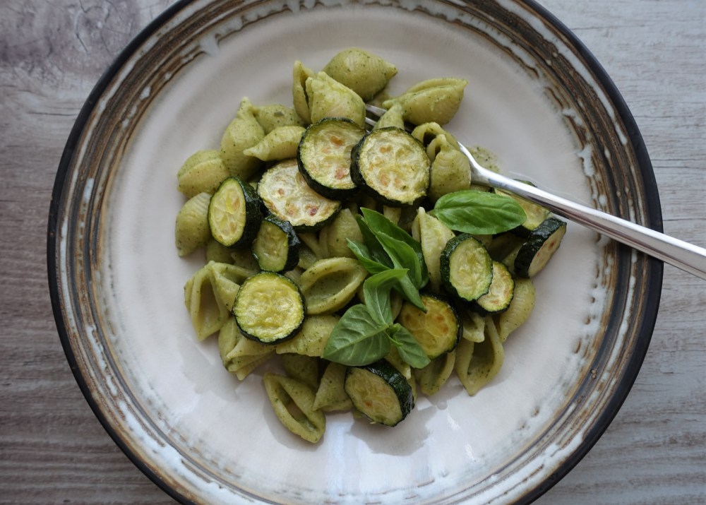 italienisch kochen im Sommer - Pasta con crema di zucchine e basilico - Nudeln in cremiger Zucchini-Basilikum-Soße, köstlich, vegan, mediterran, leichter Sommergenuss auf Italienisch