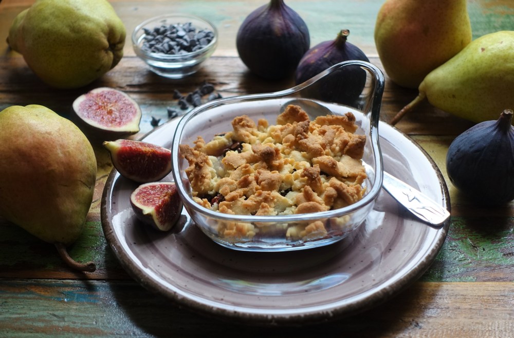 Obst-Crumble, Früchte der Saison mit Mürbteig-Streuseln, Crumble mit Feigen, Birnen, Schokolade; herbstlich backen, vegetarisch, Easy Baking, Rezept auch für Backanfänger, gelingsicher, köstlich, Mehlspeistraum von linzersmileys.com