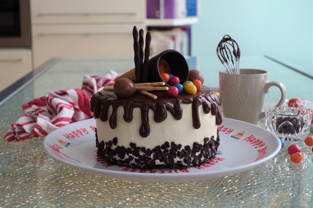 Drip Cake, tropfender Kuchen mit Frischkäse und Schokolade, Rezept von Daniela Terenzi, www.linzersmileys.com , köstlich & kreativ backen, vegetarisch, Geburtstagstorte, perfekt füt Teenies, trendy, Trendtorte