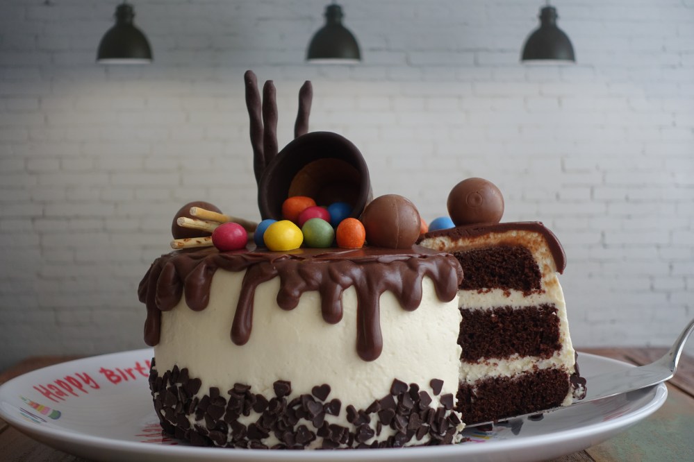 Drip Cake, tropfender Kuchen mit Frischkäse und Schokolade, Rezept von Daniela Terenzi, www.linzersmileys.com , köstlich & kreativ backen, vegetarisch, Geburtstagstorte, perfekt füt Teenies, trendy, Trendtorte