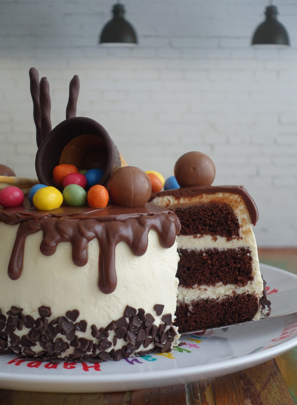 Drip Cake, tropfender Kuchen mit Frischkäse und Schokolade, Rezept von Daniela Terenzi, www.linzersmileys.com , köstlich & kreativ backen, vegetarisch, Geburtstagstorte, perfekt füt Teenies, trendy, Trendtorte