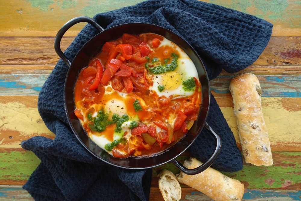 trendy, köstlich, Shakshuka, israelisch, nordafrikanisch, Frühstück, oreintalisch kochen, vegetarisch, Gemüse, Eier, mediterran, kreativ, mit Pesto