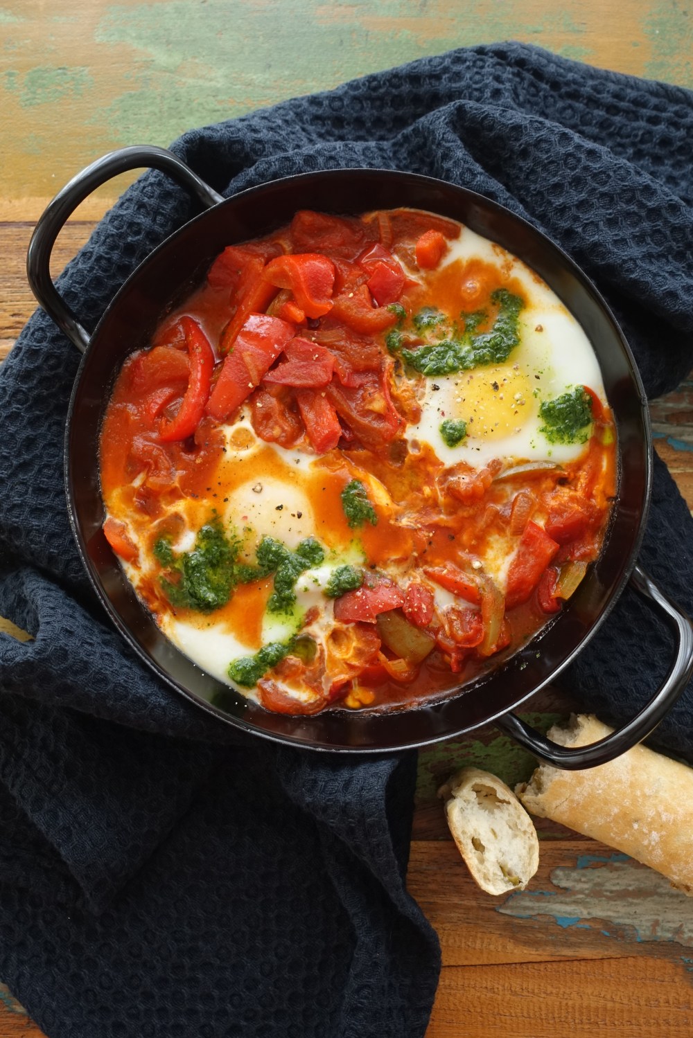 trendy, köstlich, Shakshuka, israelisch, nordafrikanisch, Frühstück, oreintalisch kochen, vegetarisch, Gemüse, Eier, mediterran, kreativ, mit Pesto